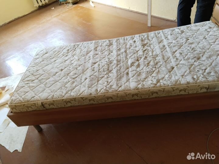 Кровать с матрасом
