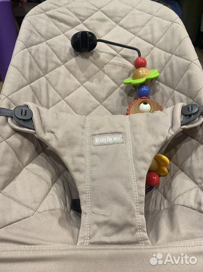 Шезлонг babybjorn с игрушкой