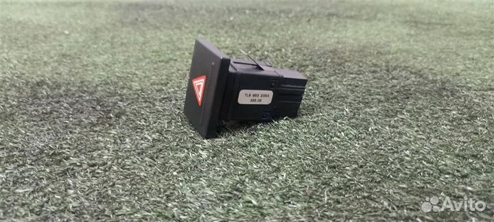 Кнопка аварийной сигнализации VW Touareg 2002-2010