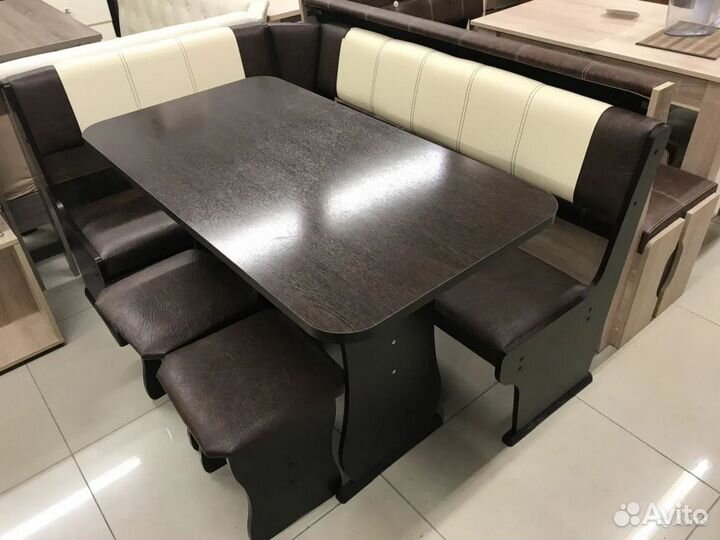 Кухонный угол со столом и табуретками
