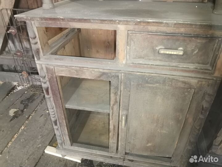 Старинный антикварный шкаф буфет