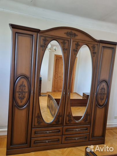 Шкаф и кровать