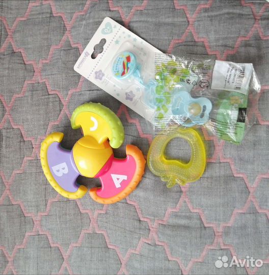 Пелёнки и игрушки для малышей