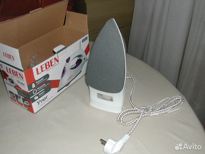 Утюг с тефлоновой подошвой Leben с отпаривателем