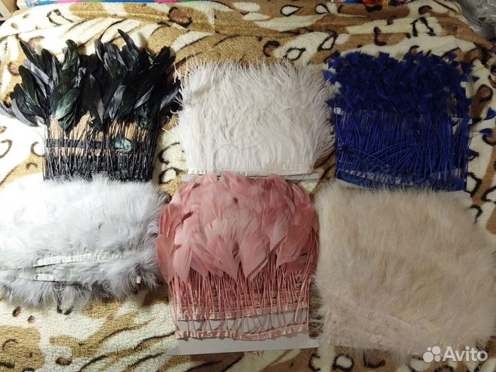 Перья на ленте, Перья страуса на ленте