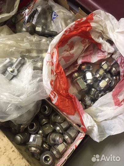 Болты и гайки колесные