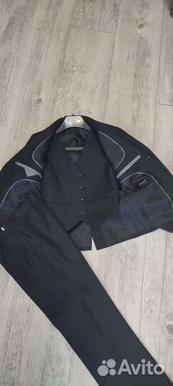 Продам школьный костюм- тройку