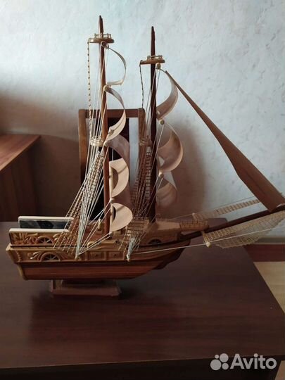 Модель парусника из дерева