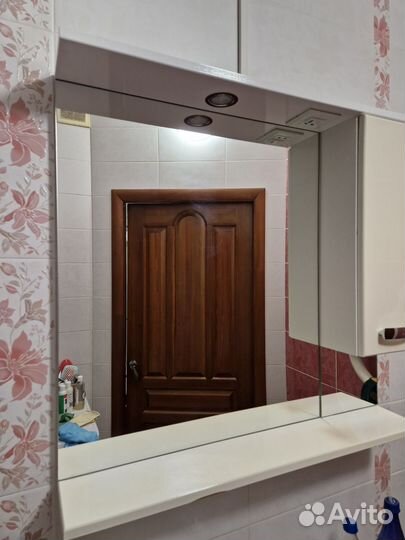 Зеркало со шкафчиком в ванную