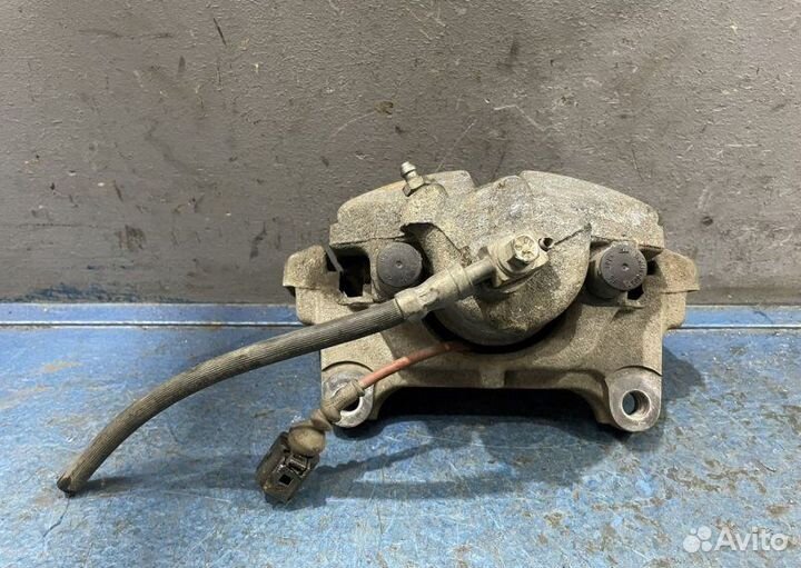 Суппорт передний левый Volkswagen Passat B6