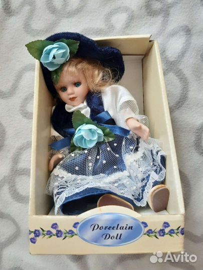 Кукла фарфоровая