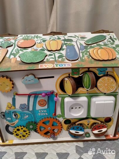 Бизиборд домик развивающий