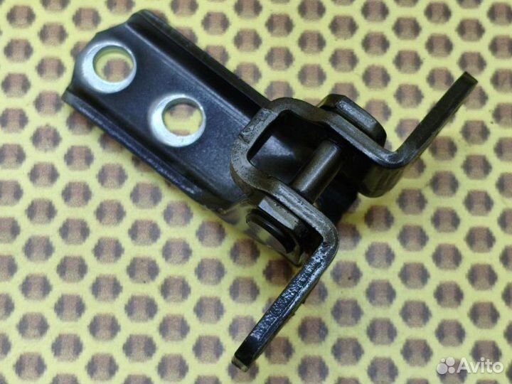 Петля двери передняя верхняя левая Mitsubishi