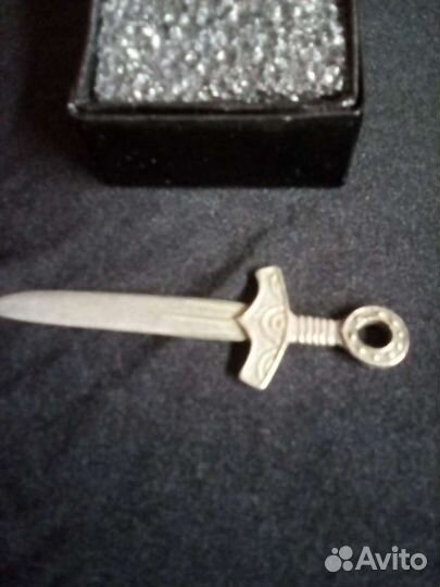 Амулет Бусов меч