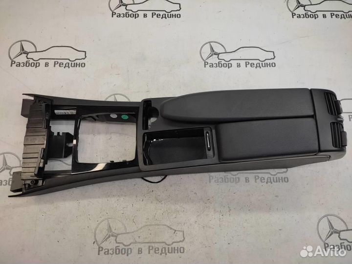 Подлокотник w204 C-class 651.911 2010