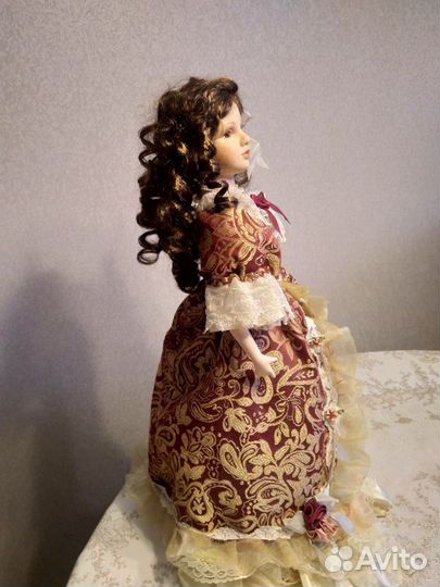 Кукла фарфоровая