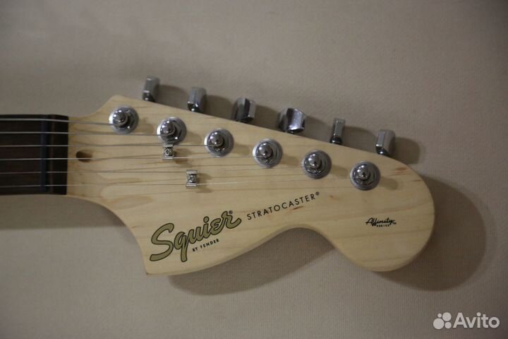 Электрогитара в комплекте с комбоусилителем