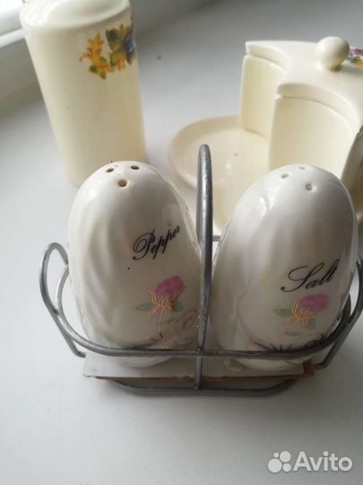 Набор столовой посуды. Тарелки. Чашки. Чайник. Сах