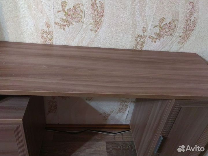 Туалетный столик с зеркалом