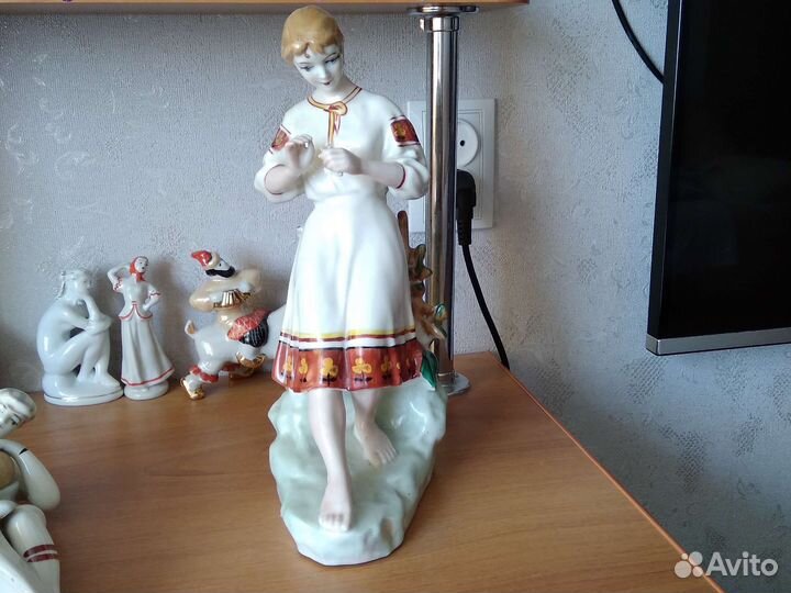 Статуэтка гадание на ромашке