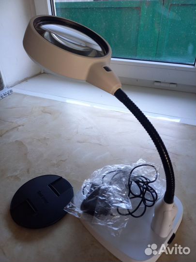 Лампа настольная с линзой 5-кратного увеличения