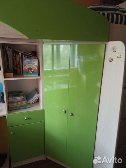 Детская кровать чердак со столом и шкафом