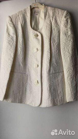 Белый женский костюм