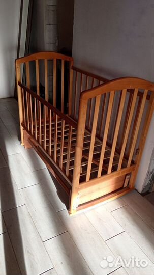 Детская кроватка с маятником