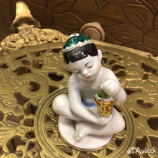 Статуэтка Мальчик с виноградом лфз Дети фарфор