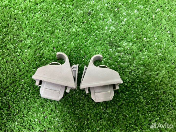 Крепление солнцезащитного козырька Mitsubishi