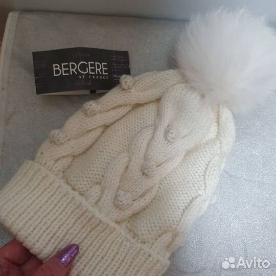 Белая шапка с помпоном