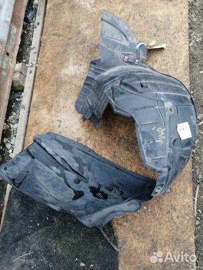 Подкрылок передний правый Nissan Cube Z12