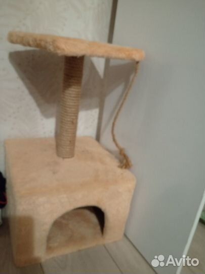 Кошачий домик с когтеточкой