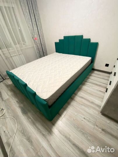 Кровать двухспальная с подьемным механизмом