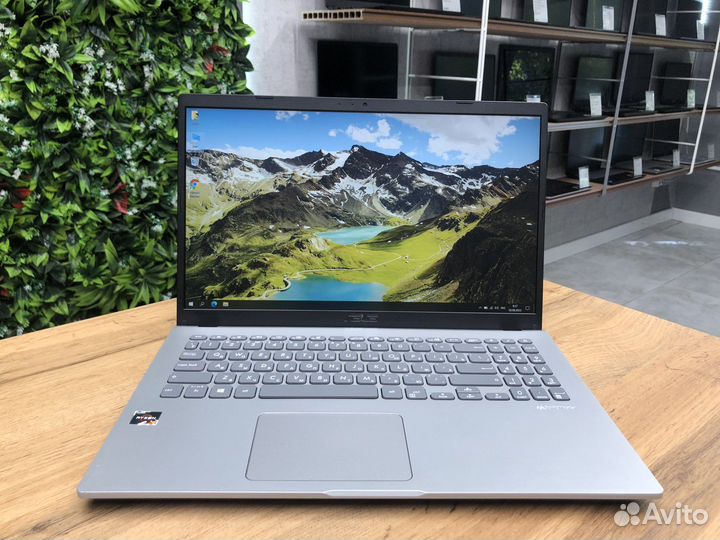 Asus 15.6 IPS/Ryzen 7/Vega 10/SSD