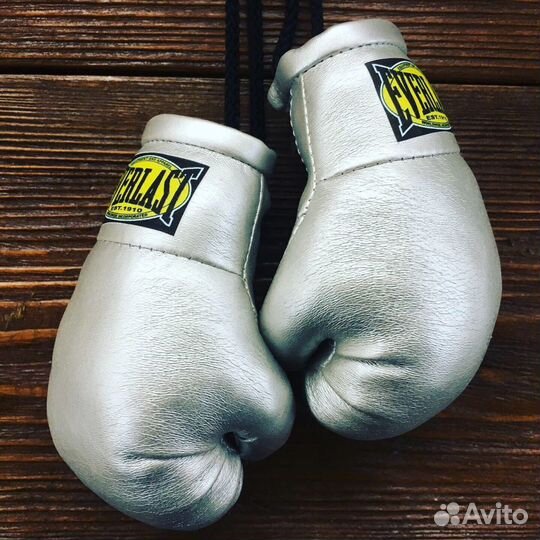 Боксерские перчатки на зеркало