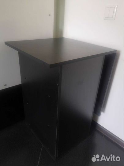 Маникюрный стол