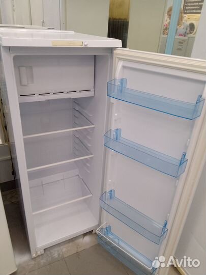 Холодильник бу Бирюса узкий на гарантии