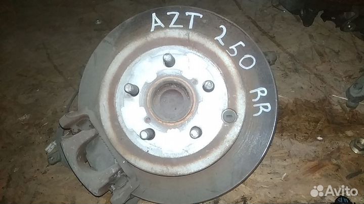 Ступица задняя правая на toyota avensis AZT250 2WD