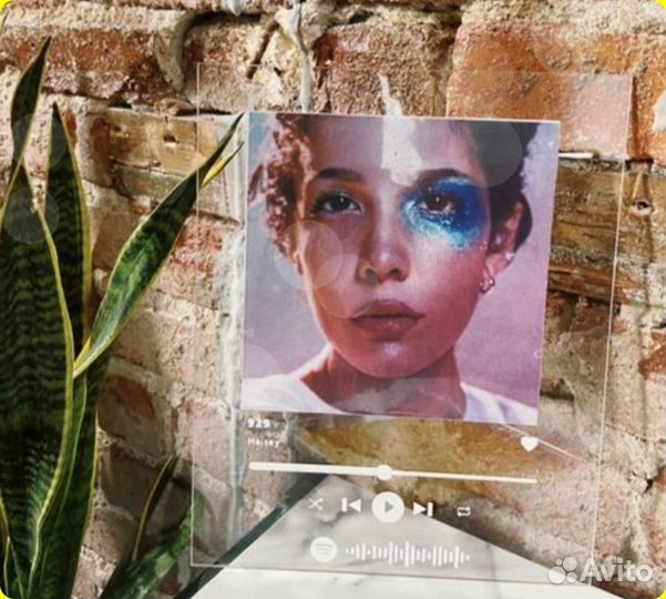 Пластинка трек на стекле