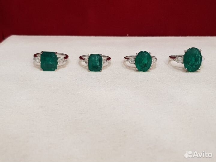 Золотое кольцо с изумрудом и бриллиантами