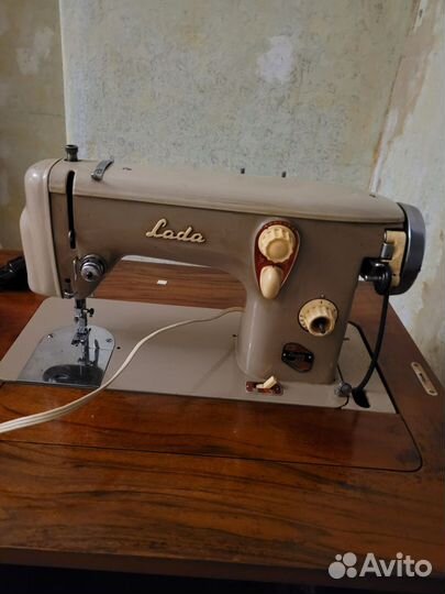 Швейная машина LADA