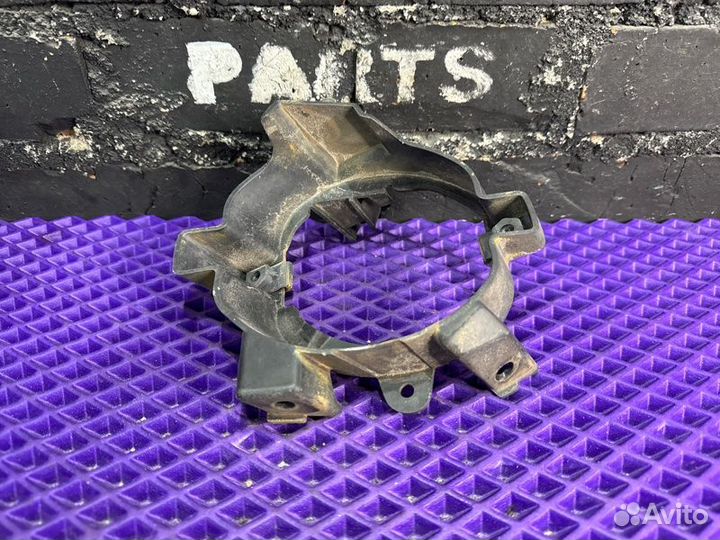 Кронштейн противотуманной фары передний правый