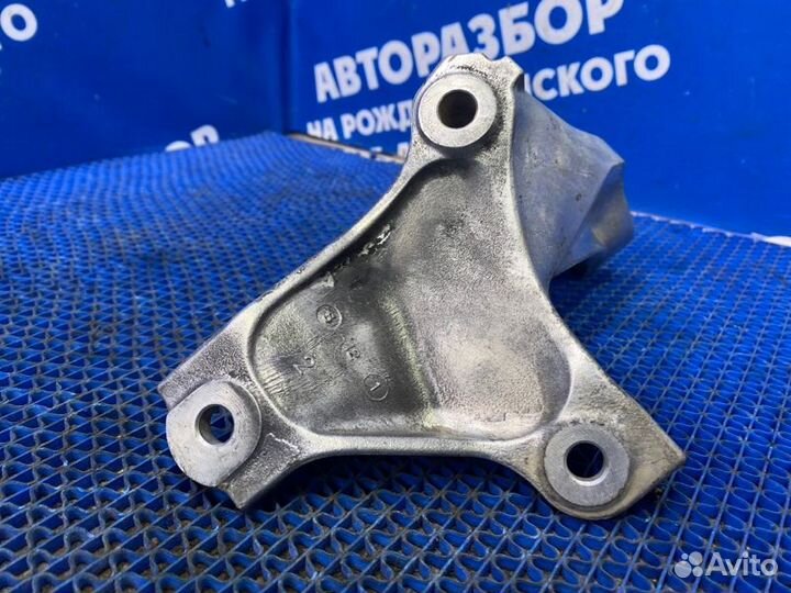 Кронштейн опоры двигателя Honda Inspire седан 1998