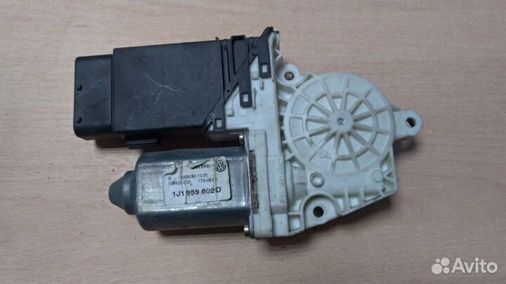 Моторчик стеклоподъёмника передний правый