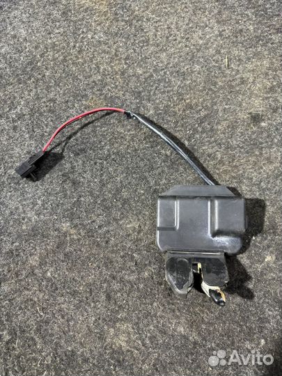 Замок крышки багажника Nissan Primera P12