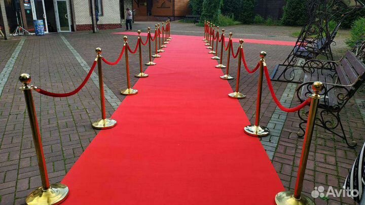 Золотые столбики и красная дорожка в аренду