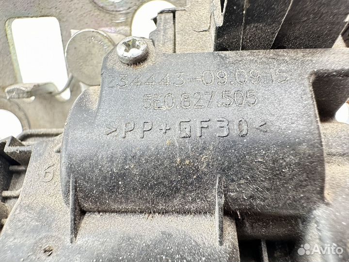 Skoda Rapid замок багажника