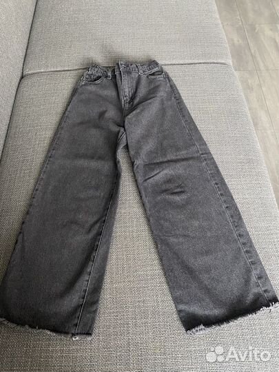 Джинсы de facto