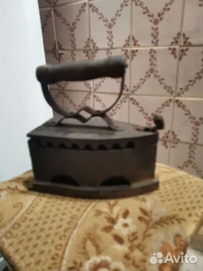 Старый утюг углевой